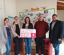 Projektleiterin Gina Damm, Projektteilnehmerin Lea Koch, Elternhaus-Teamleiterin Sandra Matz, Projektteilnehmer Jonas Renne, Lionsfreund Sebastian Herzog.